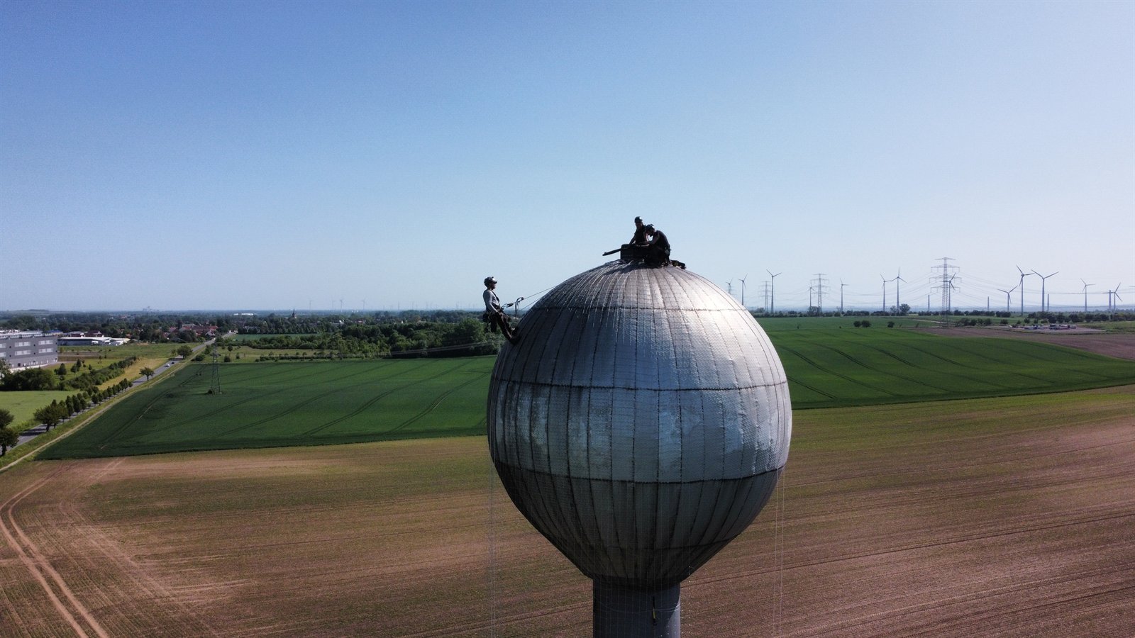Seilzugang an einem hohen technischen Bauwerk aus der Luft.