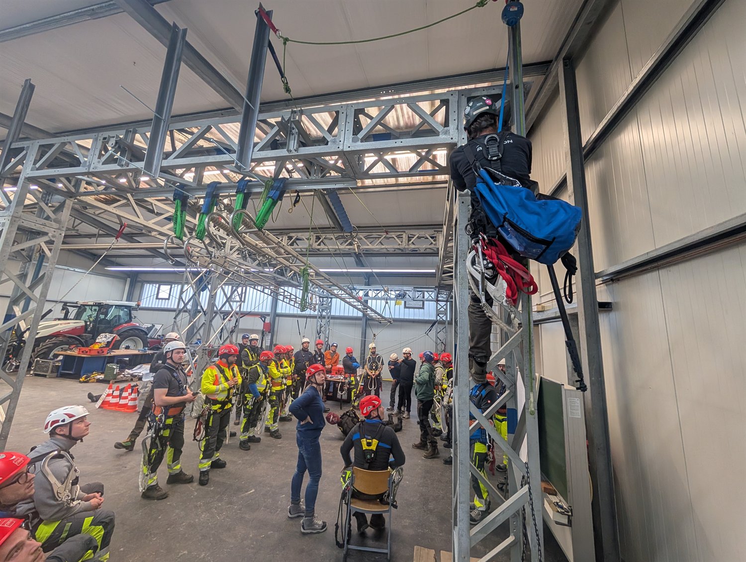 Rettungsübung mit gesicherter Person in einer Trainingshalle.